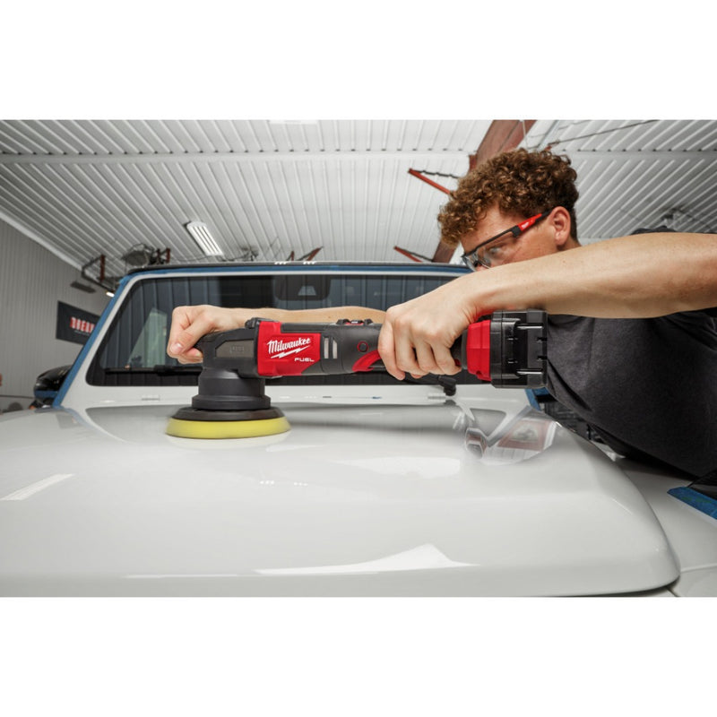 M18 FUEL 21mm Random Orbital Polisher Kit in Action