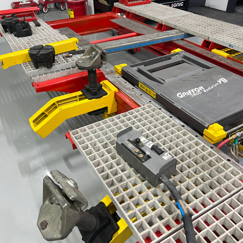 Refurbished Griffon 2.8T Evolution VB, Roll-on Bench with Scissor Lift